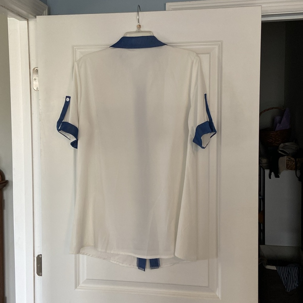Woman’s blouse - Picture 2 of 2